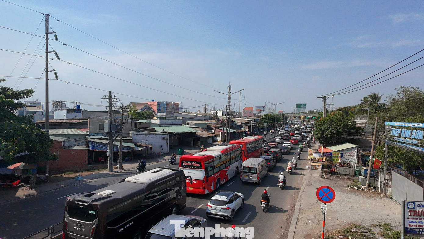 Tại cửa ngõ phía Tây TPHCM, từ 15 giờ ngày 7/4, lưu lượng phương tiện di chuyển trên tuyến đường Lê Khả Phiêu (quốc lộ 1) theo hướng từ các tỉnh, thành miền Tây về TPHCM bắt đầu gia tăng.
