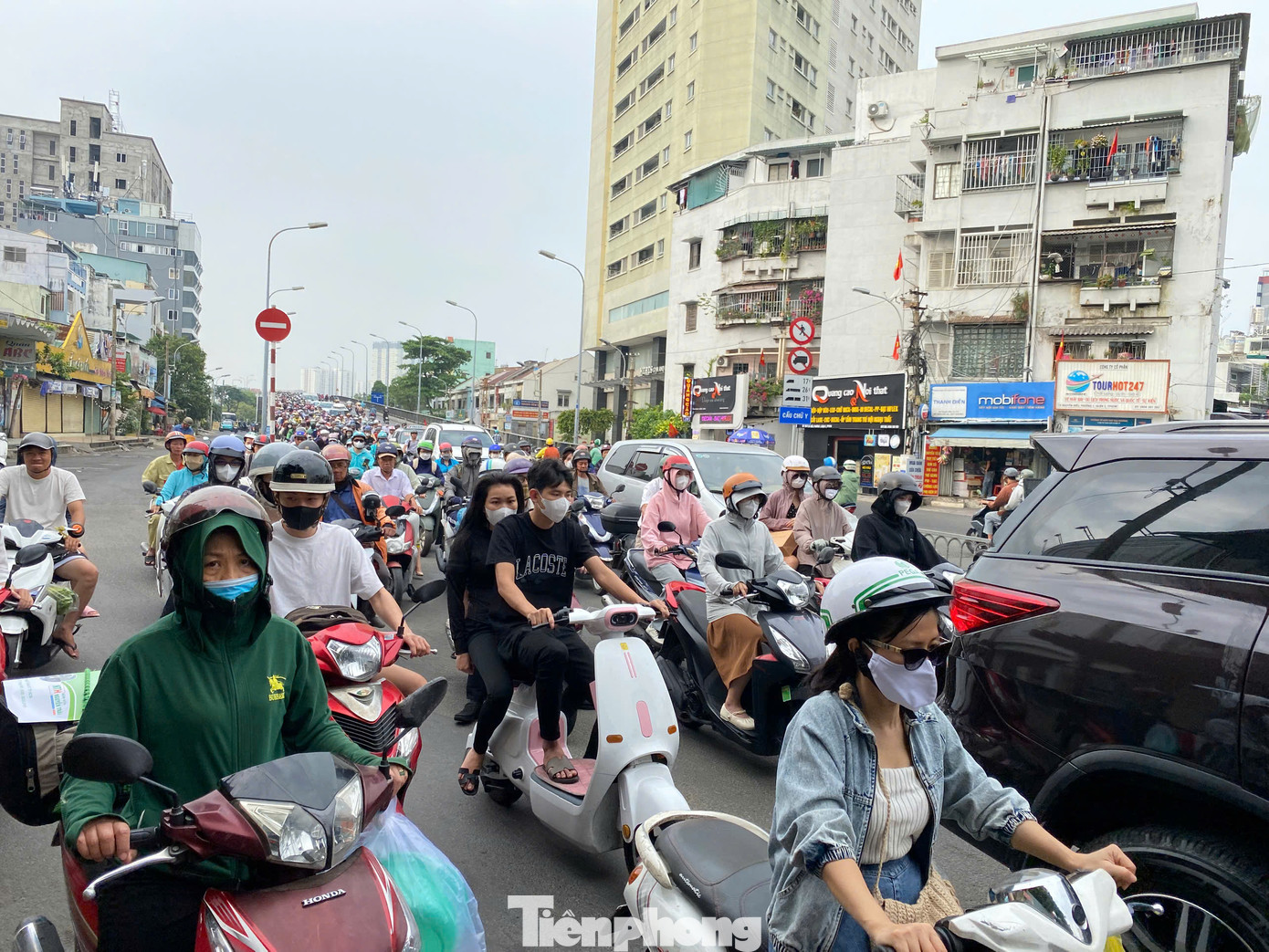 Chia sẻ với PV, anh Nguyễn Nhựt Trường (ngụ quận 8) cho biết: "Cầu chữ Y và khu vực đường Nguyễn Biểu, quận 5 thường xuyên ùn ứ trong giờ cao điểm sáng và chiều. Nguyên nhân là do mặt đường nhỏ, xe cộ đi lại đông đúc. Bình thường, tình trạng này kéo dài không lâu, nhưng hôm nay đến hơn 8 giờ sáng mà vẫn còn ùn ứ". Chia sẻ với PV, anh Nguyễn Nhựt Trường (ngụ quận 8) cho biết: "Cầu chữ Y và khu vực đường Nguyễn Biểu, quận 5 thường xuyên ùn ứ trong giờ cao điểm sáng và chiều. Nguyên nhân là do mặt đường nhỏ, xe cộ đi lại đông đúc. Bình thường, tình trạng này kéo dài không lâu, nhưng hôm nay đến hơn 8 giờ sáng mà vẫn còn ùn ứ".