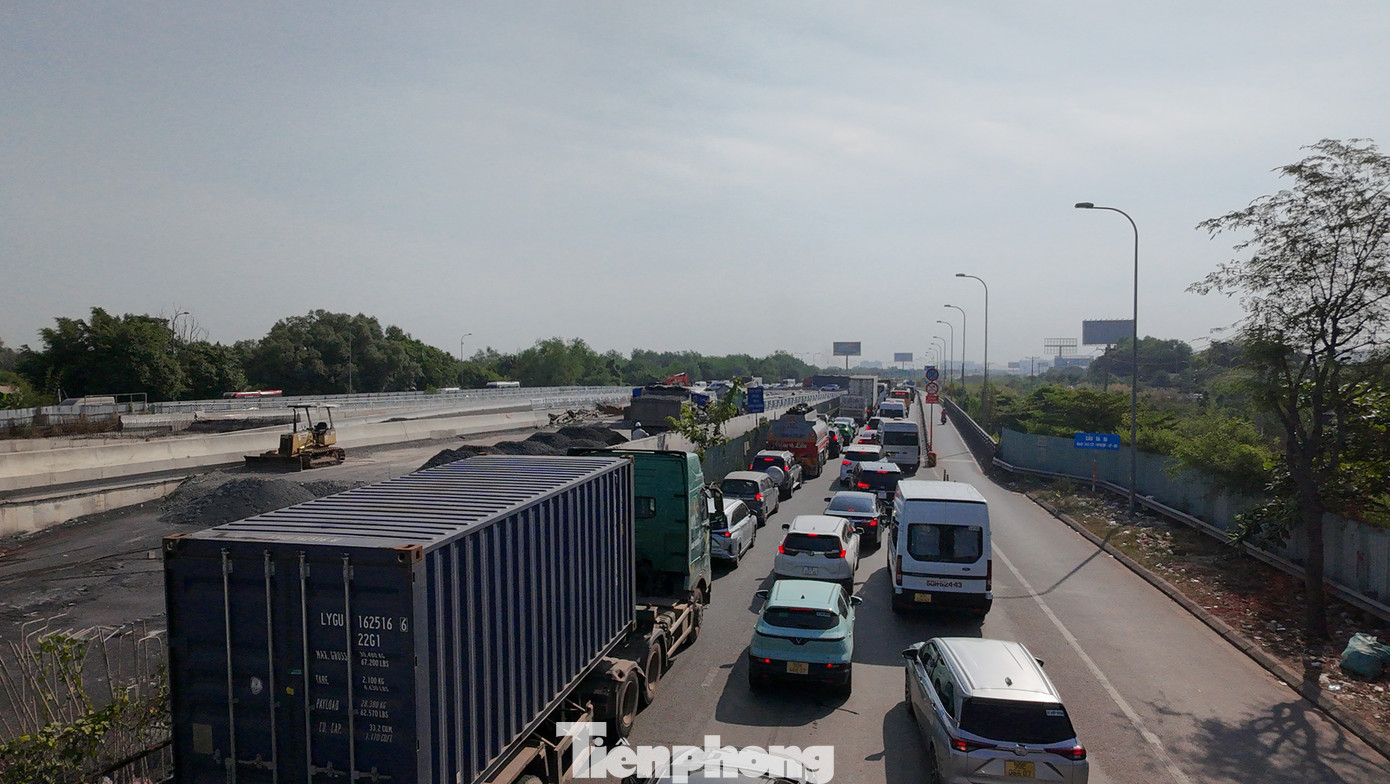 Phương tiện nối đuôi di chuyển vào cao tốc TPHCM - Long Thành - Dầu Giây. Phương tiện nối đuôi di chuyển vào cao tốc TPHCM - Long Thành - Dầu Giây.