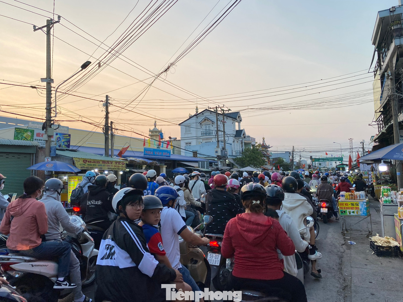 Dự báo chiều tối và đêm 7/4, lượng phương tiện và hành khách qua phà Cát Lái sẽ tăng cao, do đó, đơn vị vận hành đã huy động 7 phà và tổ chức khoảng 290 chuyến phà (tăng 100 chuyến so với ngày thường) để giải tỏa hành khách và phương tiện. Ảnh: CTV Dự báo chiều tối và đêm 7/4, lượng phương tiện và hành khách qua phà Cát Lái sẽ tăng cao, do đó, đơn vị vận hành đã huy động 7 phà và tổ chức khoảng 290 chuyến phà (tăng 100 chuyến so với ngày thường) để giải tỏa hành khách và phương tiện. Ảnh: CTV