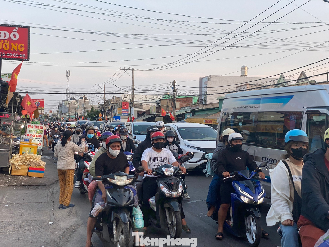 Anh Ngô Minh Nhật (quê Long An) cho biết, khoảng hơn 15 giờ, anh đã đến gần phà Cát Lái và thấy cảnh ô tô xếp hàng dài để chờ lên phà. “Trong khoảng 1 giờ đồng hồ, xe của tôi chỉ nhích được khoảng 500m. Nhân viên bến phà ưu tiên cho xe máy xuống phà trước để tránh ùn tắc kéo dài” - anh Nhật chia sẻ. Trong ảnh: Người và phương tiện xếp hàng chờ xuống phà Cát Lái. Anh Ngô Minh Nhật (quê Long An) cho biết, khoảng hơn 15 giờ, anh đã đến gần phà Cát Lái và thấy cảnh ô tô xếp hàng dài để chờ lên phà. “Trong khoảng 1 giờ đồng hồ, xe của tôi chỉ nhích được khoảng 500m. Nhân viên bến phà ưu tiên cho xe máy xuống phà trước để tránh ùn tắc kéo dài” - anh Nhật chia sẻ. Trong ảnh: Người và phương tiện xếp hàng chờ xuống phà Cát Lái.