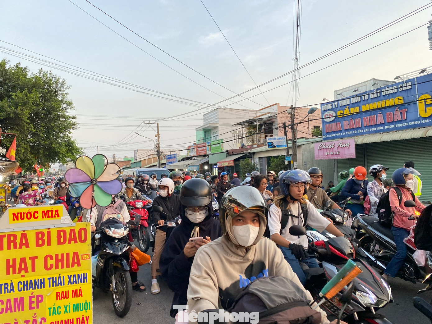 Theo đại diện công ty TNHH MTV Dịch vụ công ích Thanh niên xung phong (đơn vị quản lý phà Cát Lái), dự kiến trong ngày hôm nay (7/4), phà Cát Lái sẽ phục vụ khoảng 60.000 hành khách. Theo đại diện công ty TNHH MTV Dịch vụ công ích Thanh niên xung phong (đơn vị quản lý phà Cát Lái), dự kiến trong ngày hôm nay (7/4), phà Cát Lái sẽ phục vụ khoảng 60.000 hành khách.