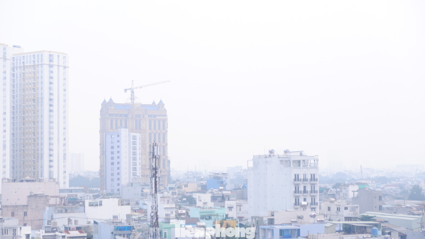 Sương mù xuất hiện dày đặc ở khu vực phường 16, quận 8, TPHCM vào sáng 1/4. Ảnh: Hữu Huy Sương mù xuất hiện dày đặc ở khu vực phường 16, quận 8, TPHCM vào sáng 1/4. Ảnh: Hữu Huy