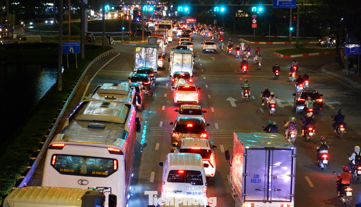 Đến hơn 19 giờ cùng ngày, giao thông trên đường Lê Khả Phiêu (quốc lộ 1) hướng về các tỉnh, thành miền Tây Nam Bộ vẫn tiếp tục đông đúc.