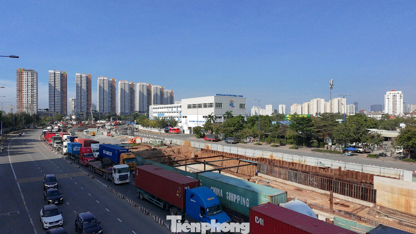 Xe tải, xe container từ đường Mai Chí Thọ nối đuôi di chuyển chậm về hướng lối vào cao tốc TPHCM - Long Thành - Dầu Giây. Xe tải, xe container từ đường Mai Chí Thọ nối đuôi di chuyển chậm về hướng lối vào cao tốc TPHCM - Long Thành - Dầu Giây.