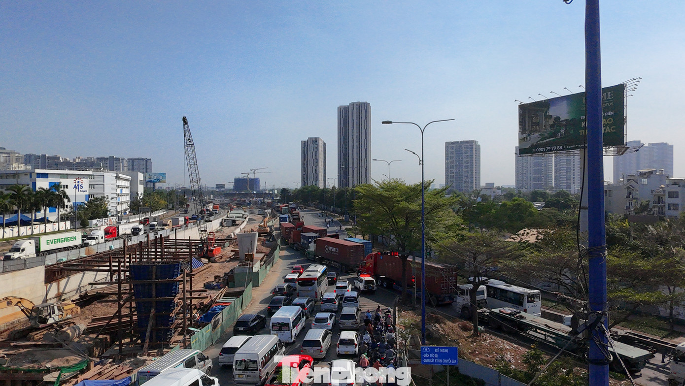 Phương tiện đông đúc ở đường Mai Chí Thọ dẫn đến tình trạng ùn ứ trên đường Đồng Văn Cống. Phương tiện đông đúc ở đường Mai Chí Thọ dẫn đến tình trạng ùn ứ trên đường Đồng Văn Cống.