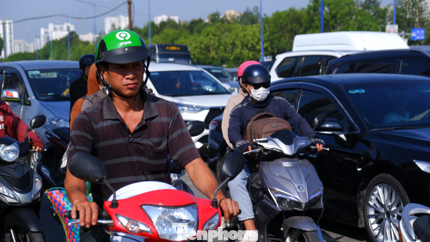 Thời tiết nắng nóng gay gắt, người dân "mướt mồ hôi" di chuyển qua khu vực nút giao giữa đường Mai Chí Thọ với đường Đồng Văn Cống. Thời tiết nắng nóng gay gắt, người dân "mướt mồ hôi" di chuyển qua khu vực nút giao giữa đường Mai Chí Thọ với đường Đồng Văn Cống.