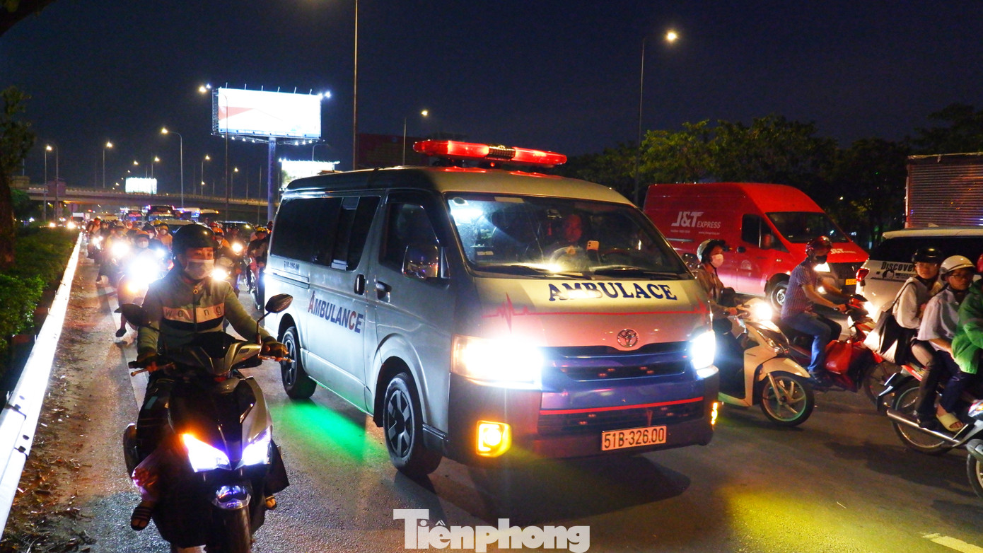 Chia sẻ với PV, anh Trần Công Minh (quê Tiền Giang) cho biết: &quot;Dịp lễ này, công ty tôi cho nhân viên nghỉ ngày thứ bảy. Do đó, khi làm xong vào chiều nay, tôi tranh thủ đi xe máy để về quê nghỉ lễ. Khi đến gần khu vực An Lạc thì thấy xe đông đúc, các xe đều phải di chuyển chậm. Khu vực này hay ùn tắc do phía trước mặt đường nhỏ, tạo thành nút thắt cổ chai&quot;.