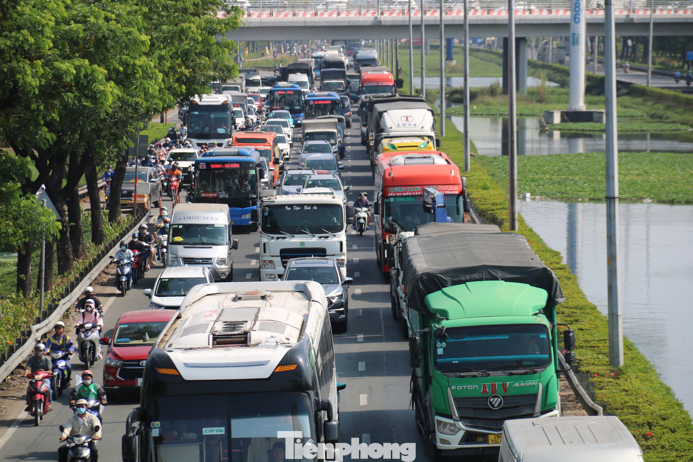 Dịp lễ 30/4 – 1/5 năm nay, TPHCM dự kiến đón lượng hành khách tăng cao tại các đầu mối giao thông, khu vực cửa ngõ, sân bay, bến xe. Ảnh minh họa: H.H