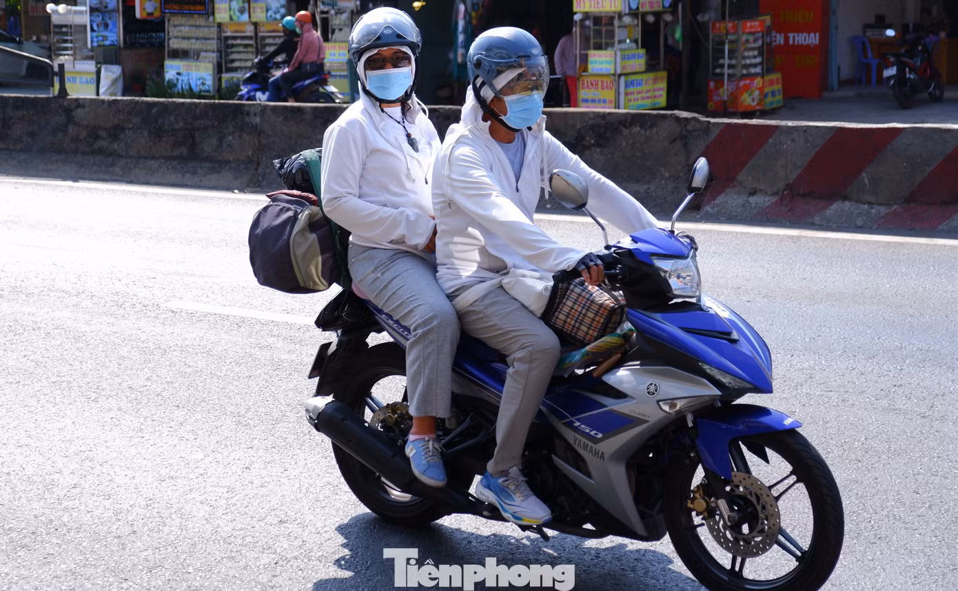 Nhiều người đội mũ, đeo khẩu trang và mặc thêm áo khoác chống nắng.