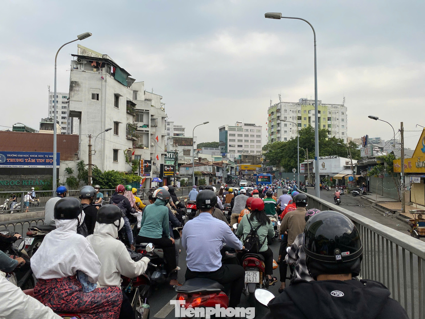 Cầu chữ Y (hướng quận 8 qua quận 5) cũng xảy ra tình trạng ùn ứ trong giờ cao điểm sáng 8/4. Cầu chữ Y (hướng quận 8 qua quận 5) cũng xảy ra tình trạng ùn ứ trong giờ cao điểm sáng 8/4.