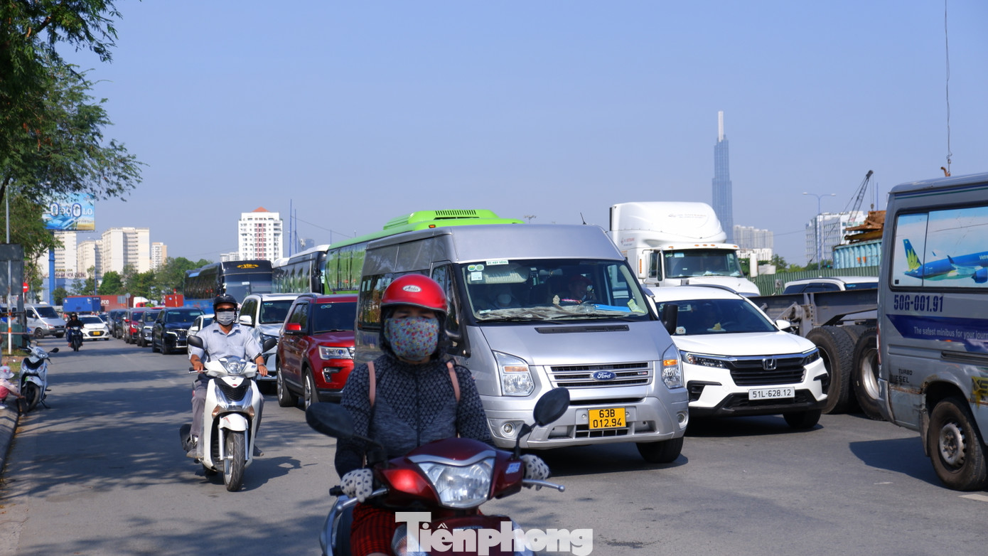 Dòng phương tiện nối đuôi, xếp hàng di chuyển chậm vào đường dẫn lên cao tốc TPHCM - Long Thành - Dầu Giây. Dòng phương tiện nối đuôi, xếp hàng di chuyển chậm vào đường dẫn lên cao tốc TPHCM - Long Thành - Dầu Giây.