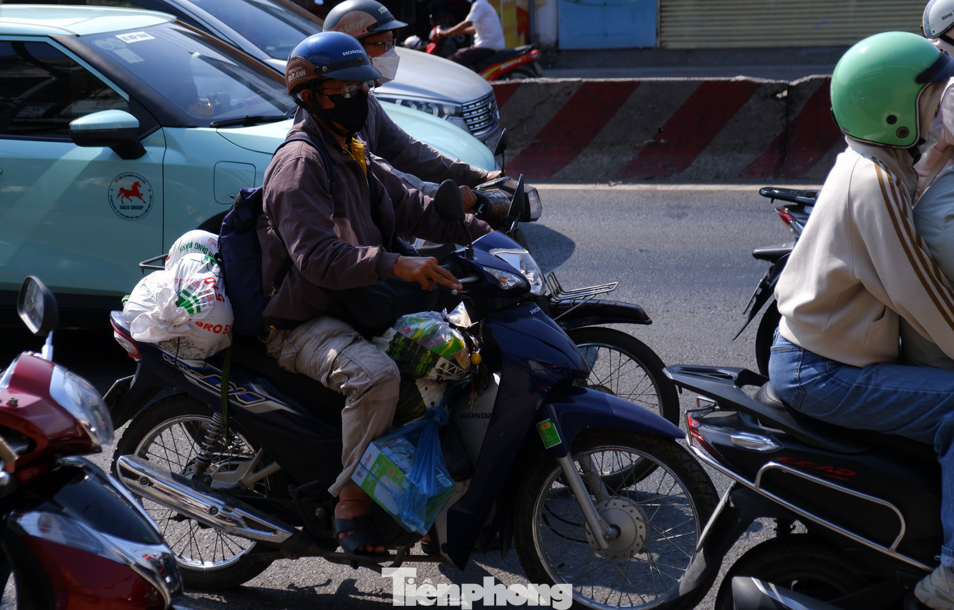 Nhiều xe chất lỉnh kỉnh đồ đạc, hành lý quay trở lại TPHCM sau kỳ nghỉ.