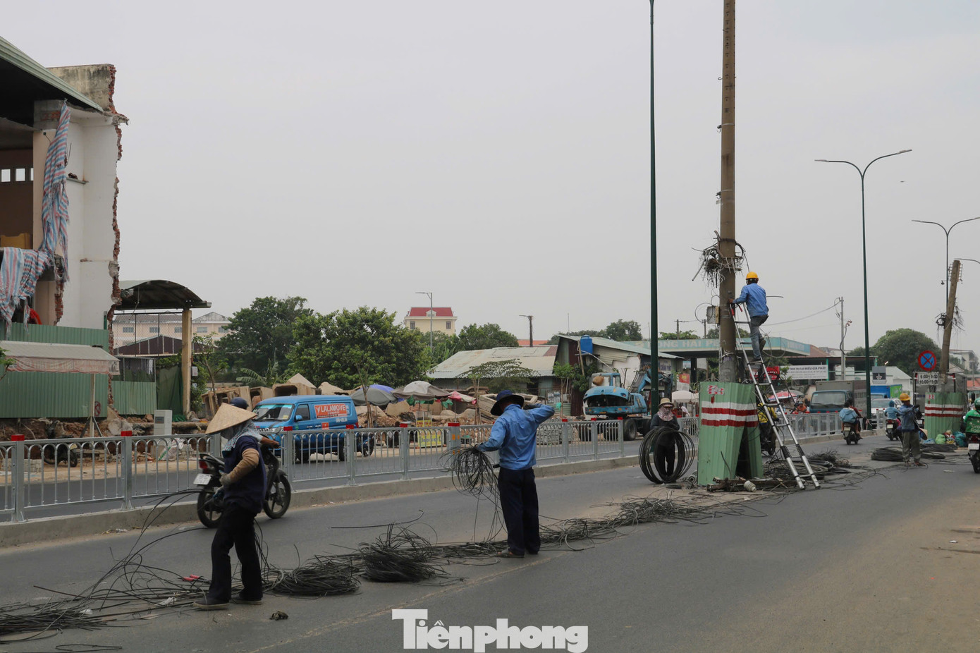 Hơn 30 công nhân cùng với nhiều thiết bị, xe chuyên dụng đang khẩn trương thực hiện nhiệm vụ.