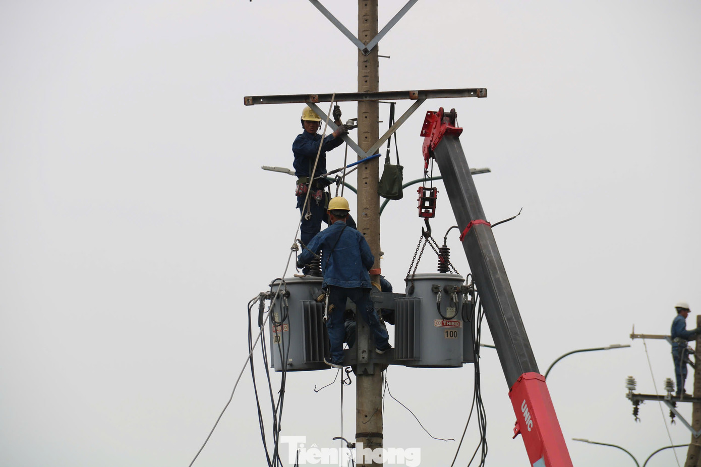 Ngành điện dự kiến công việc di dời trụ điện tại dự án đường Dương Quảng Hàm sẽ kéo dài đến tháng 4/2025.