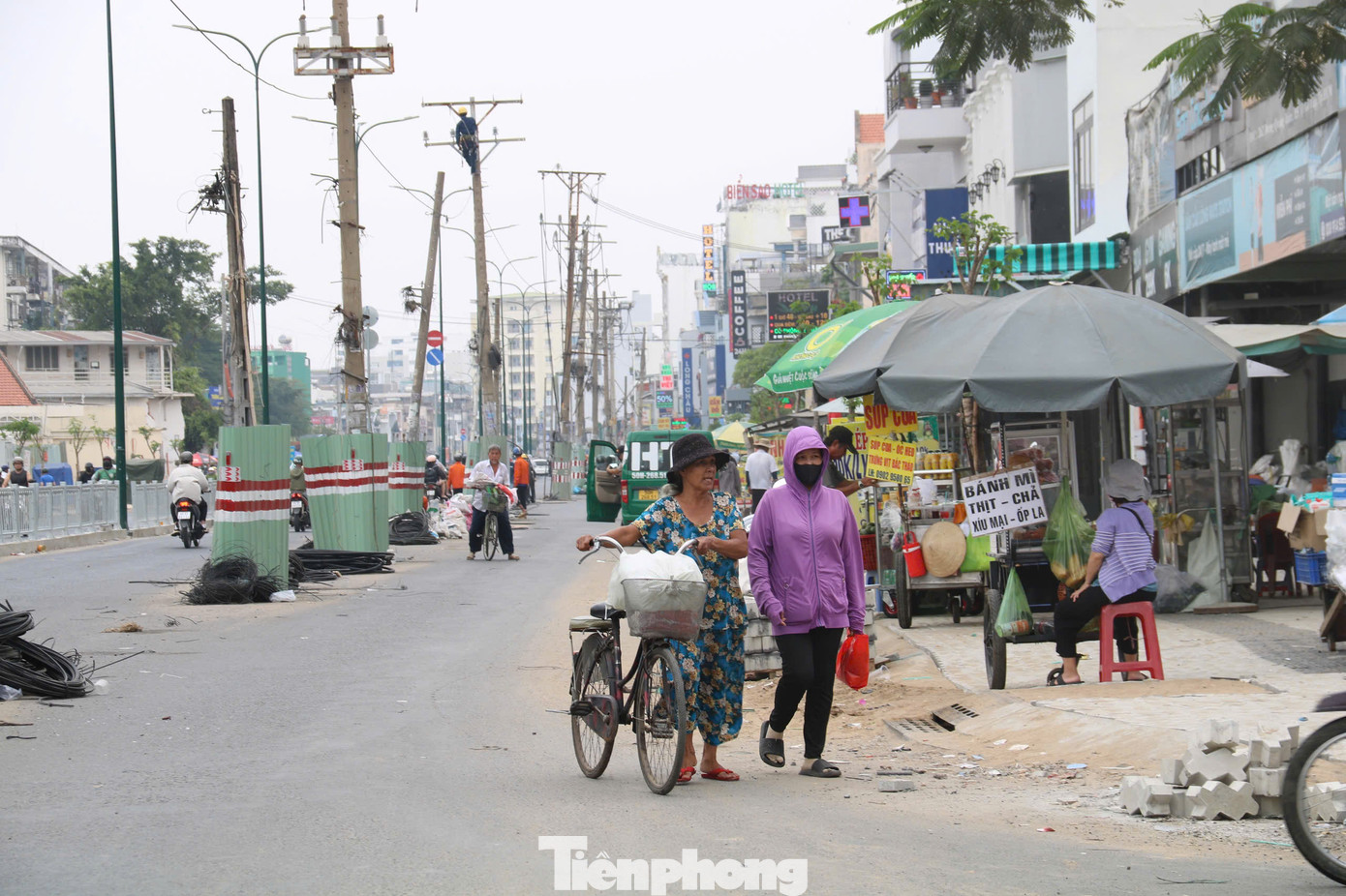 Dự án mở rộng và nâng cấp đường Dương Quảng Hàm (quận Gò Vấp, TPHCM) được khởi công đầu tháng 8/2023. Công trình có tổng mức đầu tư hơn 2.300 tỷ đồng, trong đó chi phí giải phóng mặt bằng chiếm phần lớn với khoảng 1.700 tỷ đồng.