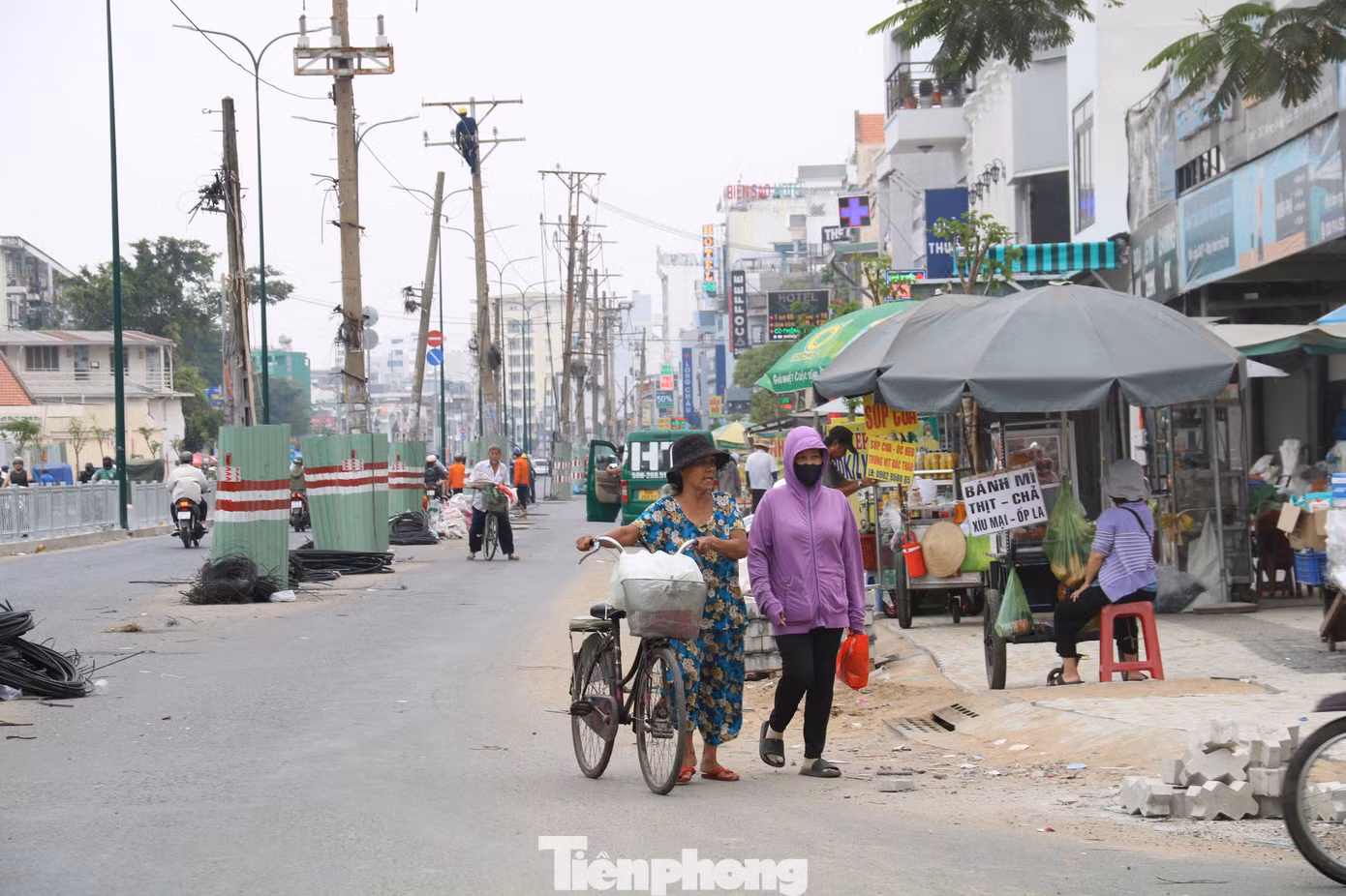 Dự án mở rộng và nâng cấp đường Dương Quảng Hàm (quận Gò Vấp, TPHCM) được khởi công đầu tháng 8/2023. Công trình có tổng mức đầu tư hơn 2.300 tỷ đồng, trong đó chi phí giải phóng mặt bằng chiếm phần lớn với khoảng 1.700 tỷ đồng.
