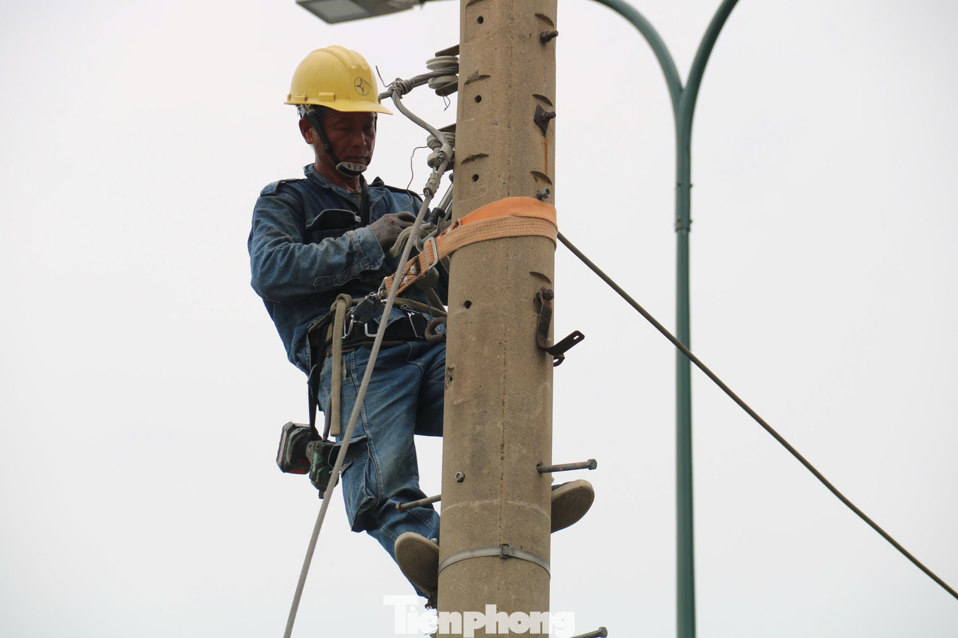 Trước đó, ông Bùi Trung Kiên - Phó tổng Giám đốc Tổng công ty Điện lực TPHCM cho biết, tại dự án đường Dương Quảng Hàm, việc bàn giao không được thực hiện liên tục mà chia thành từng đoạn gây nhiều khó khăn. Bên cạnh đó là phải chờ vật tư, thiết bị ngoại nhập về.