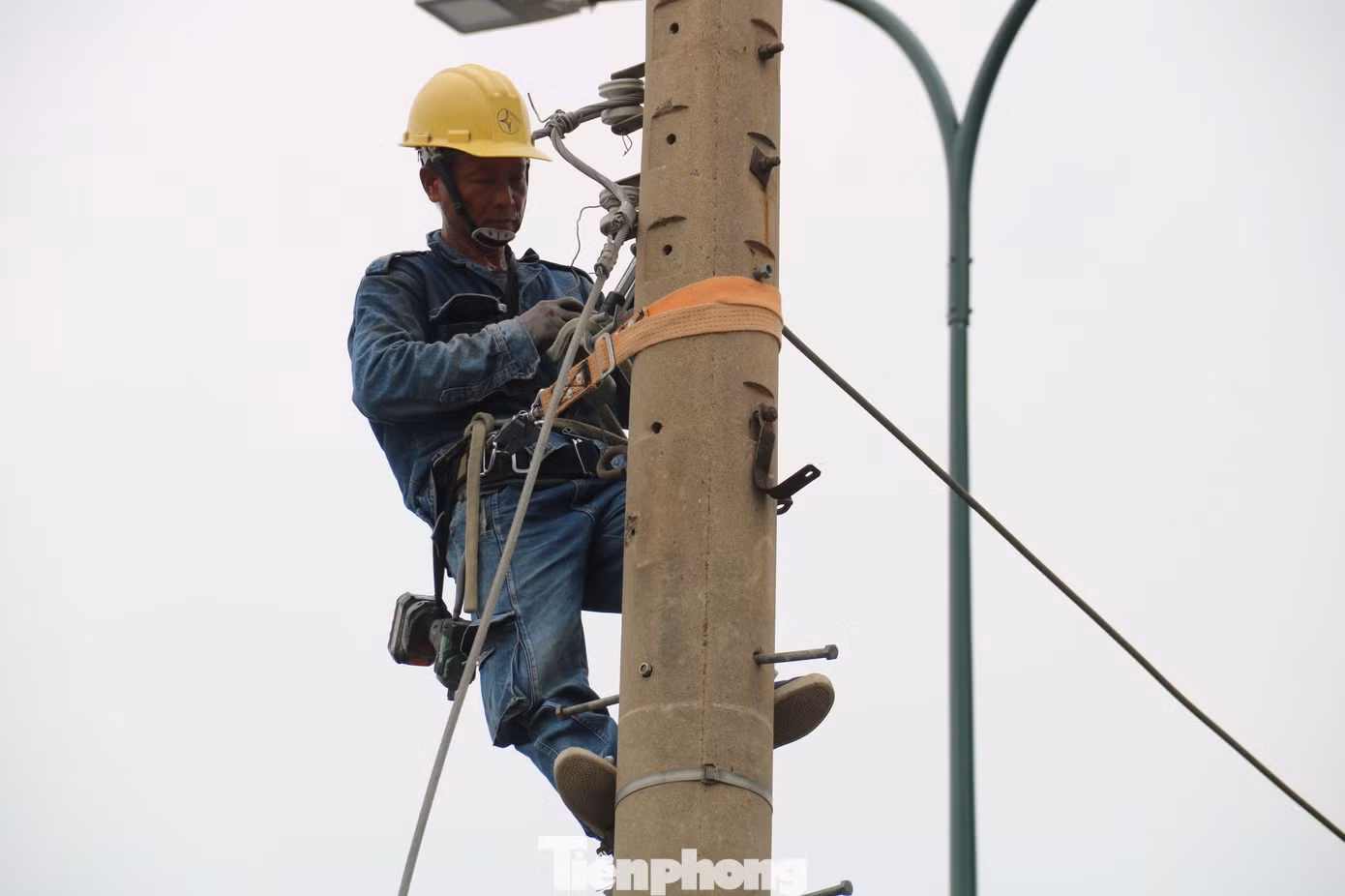 Trước đó, ông Bùi Trung Kiên - Phó tổng Giám đốc Tổng công ty Điện lực TPHCM cho biết, tại dự án đường Dương Quảng Hàm, việc bàn giao không được thực hiện liên tục mà chia thành từng đoạn gây nhiều khó khăn. Bên cạnh đó là phải chờ vật tư, thiết bị ngoại nhập về.