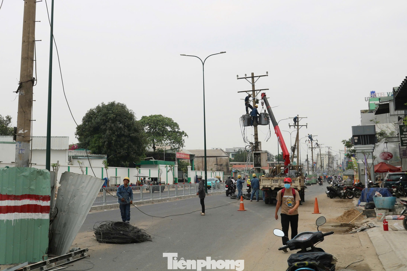 Theo ghi nhận của PV, những ngày qua, các đơn vị liên quan đang khẩn trương tháo gỡ lưới điện, hệ thống cáp thông tin viễn thông. Từ đó, tiến hành di dời và ngầm hóa lưới điện trên tuyến đường.