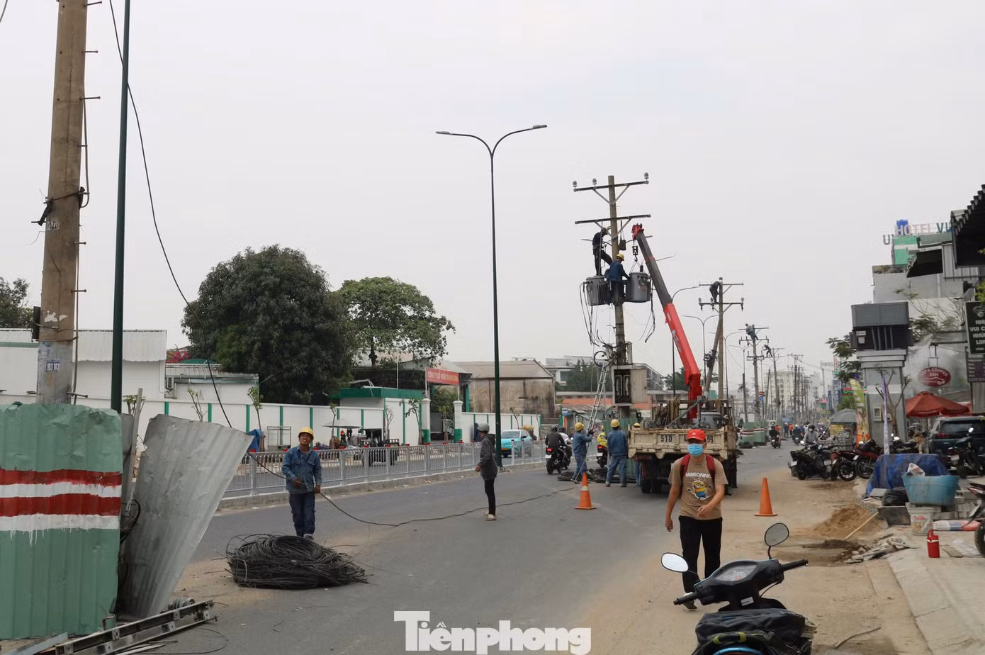 Theo ghi nhận của PV, những ngày qua, các đơn vị liên quan đang khẩn trương tháo gỡ lưới điện, hệ thống cáp thông tin viễn thông. Từ đó, tiến hành di dời và ngầm hóa lưới điện trên tuyến đường.