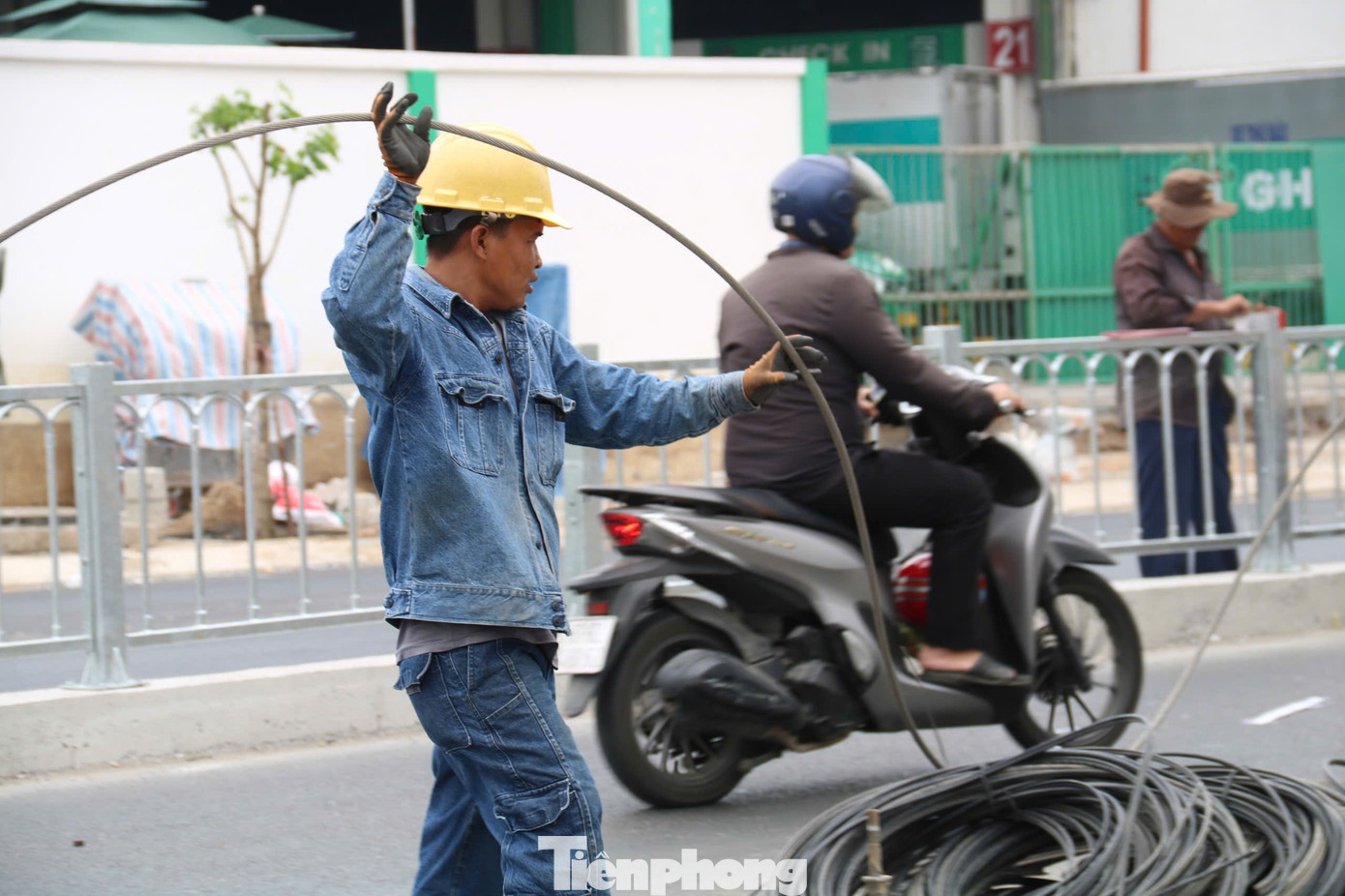 Hiện nay, ngành điện đang phối hợp với các đơn vị viễn thông để tháo dỡ toàn bộ dây cáp trên trụ điện, sau đó tiến hành thu hồi các trụ điện còn lại.