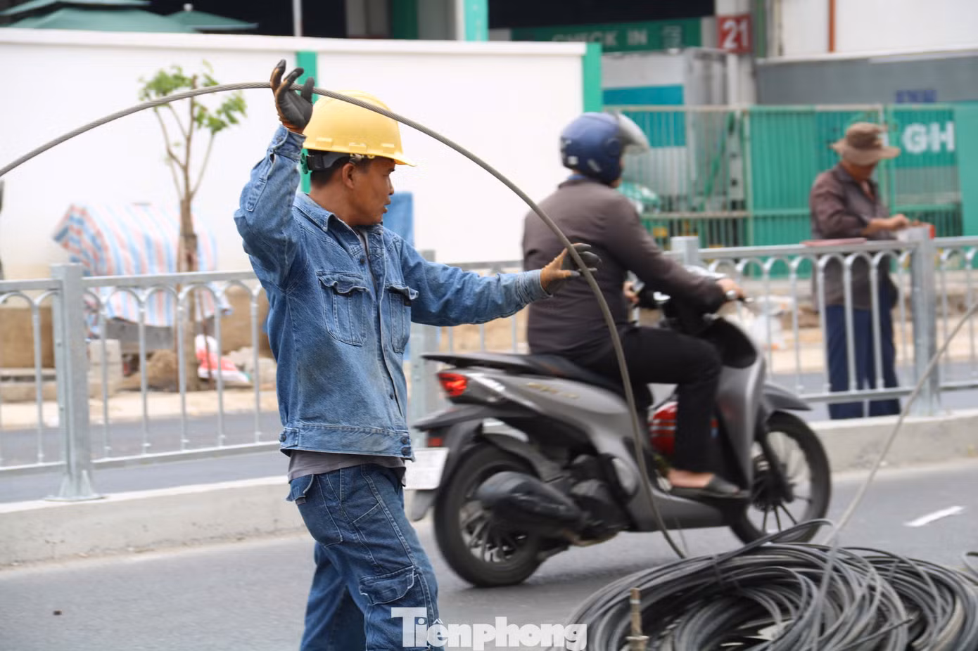 Hiện nay, ngành điện đang phối hợp với các đơn vị viễn thông để tháo dỡ toàn bộ dây cáp trên trụ điện, sau đó tiến hành thu hồi các trụ điện còn lại.