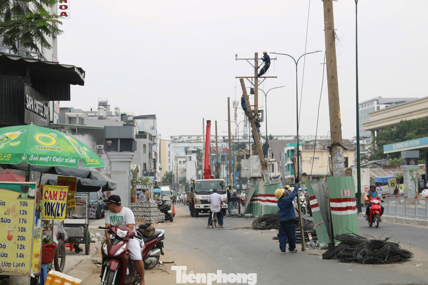 Việc thi công thu hồi trụ điện vào ban đêm từ 22 giờ đến 5 giờ giúp hạn chế tác động đến giao thông và cuộc sống của người dân trên tuyến đường này. Mỗi đêm có khoảng 20 - 30 trụ điện được thu hồi.