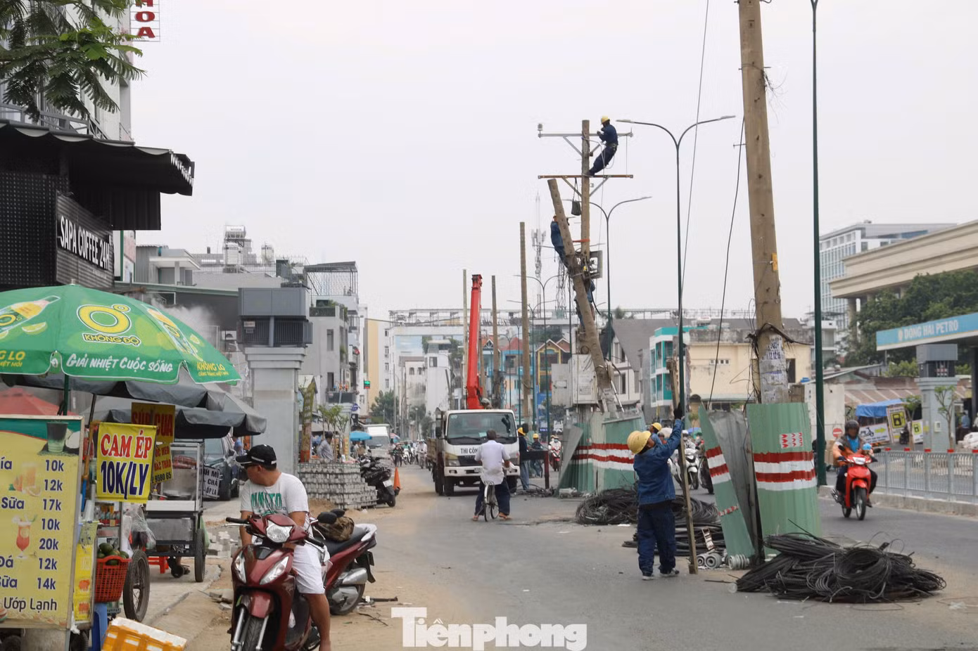 Việc thi công thu hồi trụ điện vào ban đêm từ 22 giờ đến 5 giờ giúp hạn chế tác động đến giao thông và cuộc sống của người dân trên tuyến đường này. Mỗi đêm có khoảng 20 - 30 trụ điện được thu hồi.