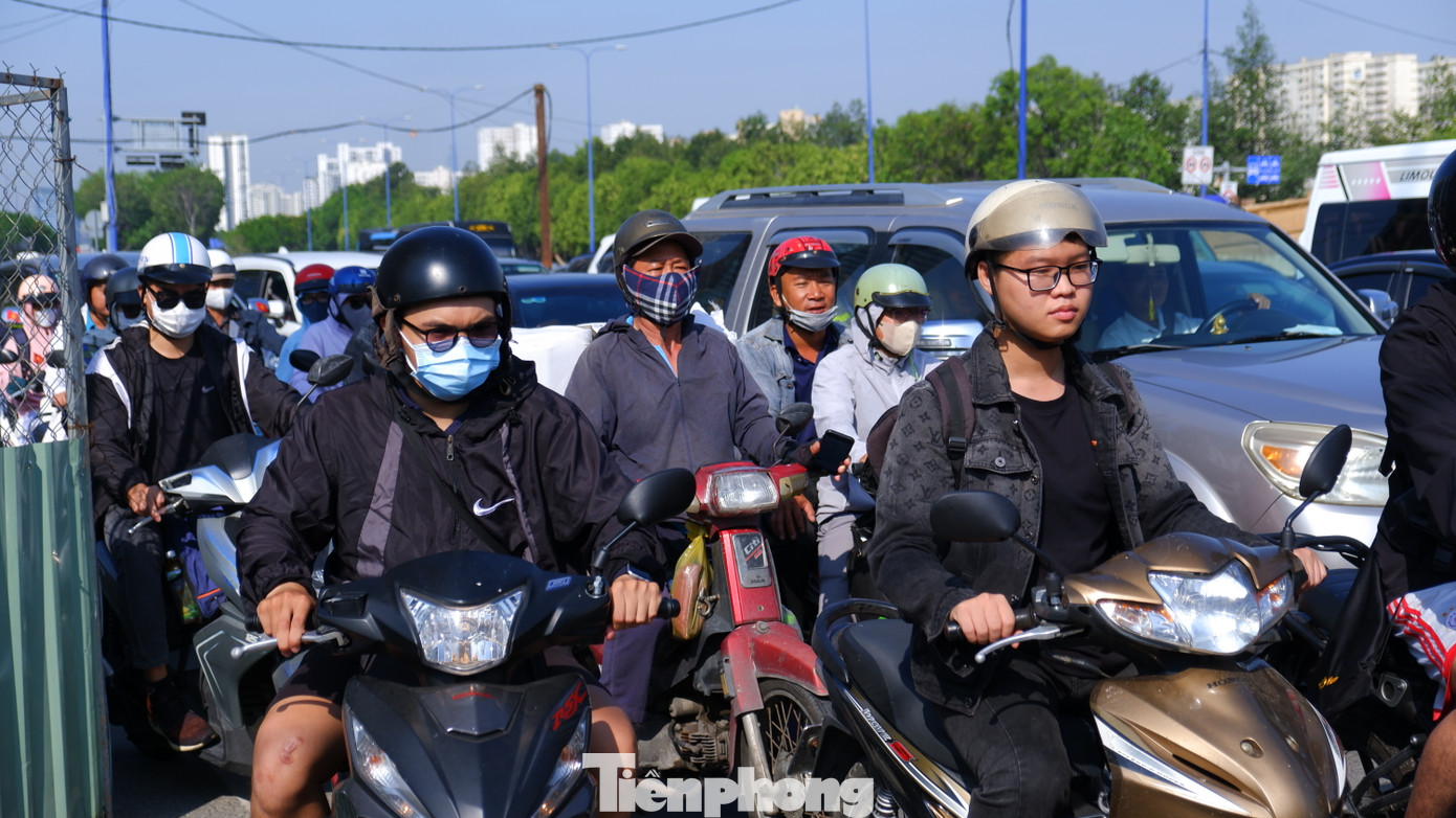 Thời tiết nắng nóng gay gắt, người dân "mướt mồ hôi" di chuyển qua khu vực nút giao giữa đường Mai Chí Thọ với đường Đồng Văn Cống. Thời tiết nắng nóng gay gắt, người dân "mướt mồ hôi" di chuyển qua khu vực nút giao giữa đường Mai Chí Thọ với đường Đồng Văn Cống.