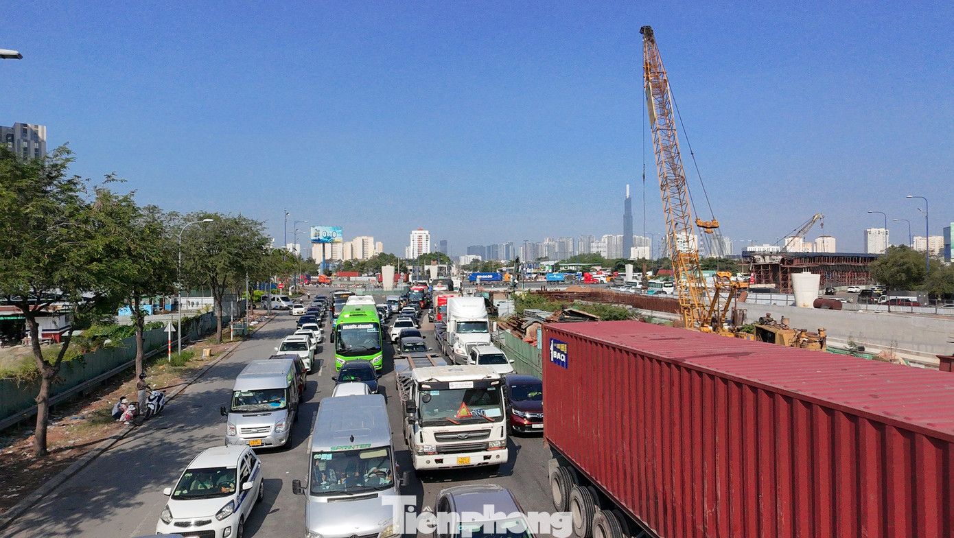 Dòng phương tiện nối đuôi, xếp hàng di chuyển chậm vào đường dẫn lên cao tốc TPHCM - Long Thành - Dầu Giây. Dòng phương tiện nối đuôi, xếp hàng di chuyển chậm vào đường dẫn lên cao tốc TPHCM - Long Thành - Dầu Giây.