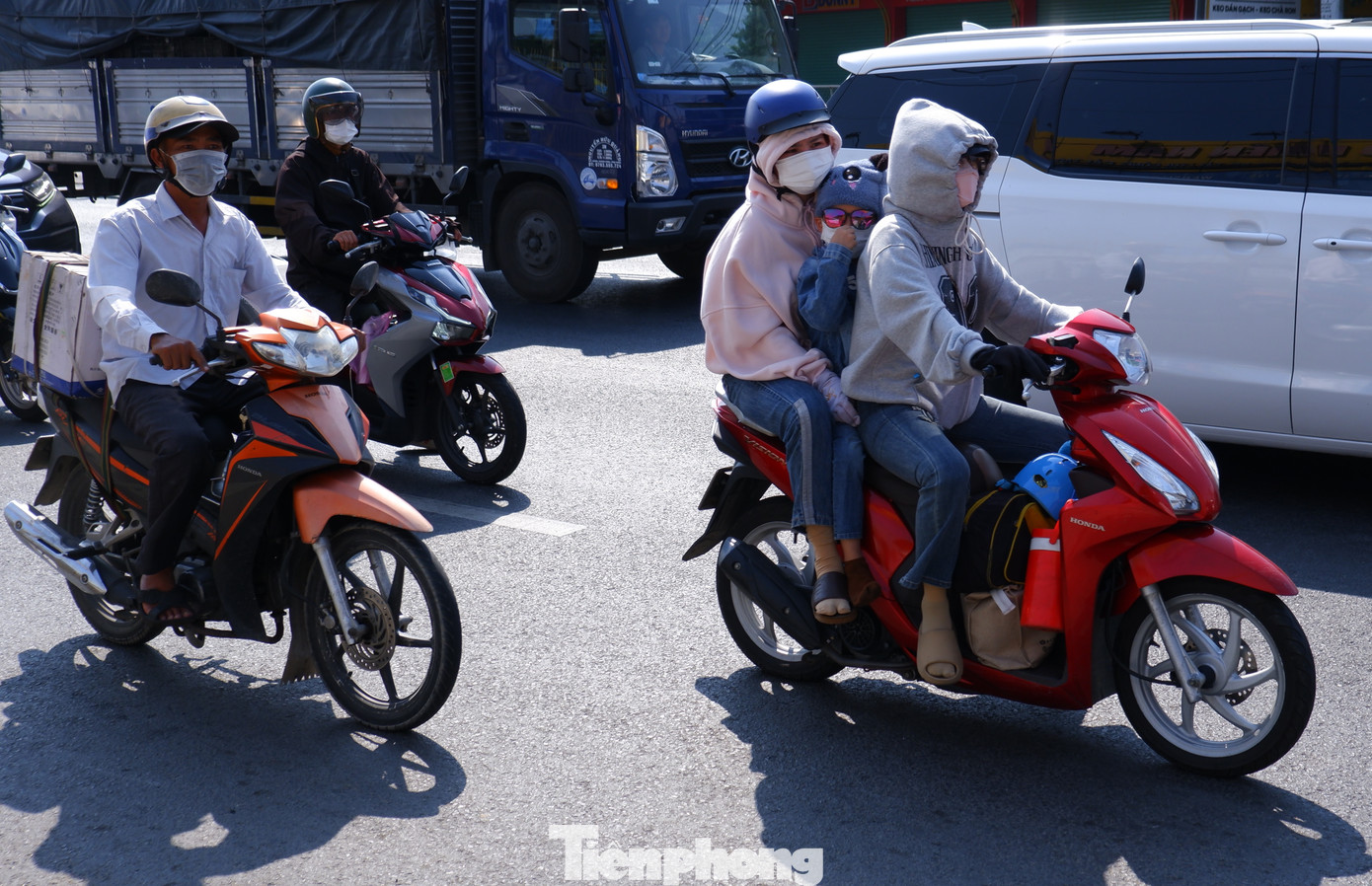 Nhiều trẻ em mệt mỏi khi cùng bố mẹ di chuyển hành trình dài dưới nắng nóng.