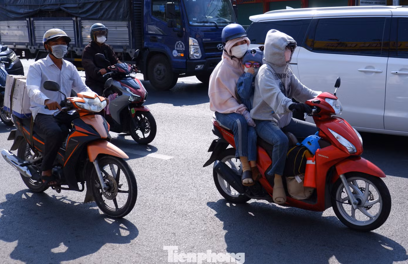 Nhiều trẻ em mệt mỏi khi cùng bố mẹ di chuyển hành trình dài dưới nắng nóng.