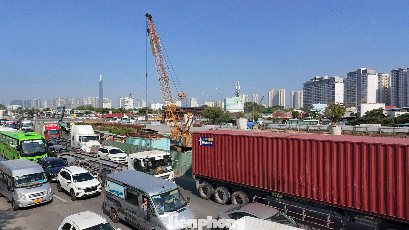 Phương tiện nối đuôi di chuyển vào cao tốc TPHCM - Long Thành - Dầu Giây. Phương tiện nối đuôi di chuyển vào cao tốc TPHCM - Long Thành - Dầu Giây.