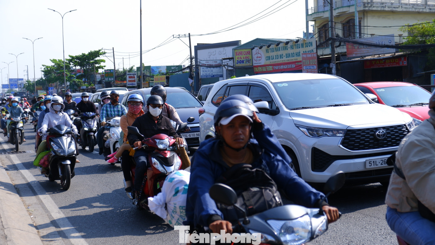 Theo ghi nhận của PV, chiều nay (7/4), hàng chục nghìn người dân từ các tỉnh, thành miền Tây đã đổ về TPHCM để làm việc, học tập sau kỳ nghỉ giỗ Tổ Hùng Vương.