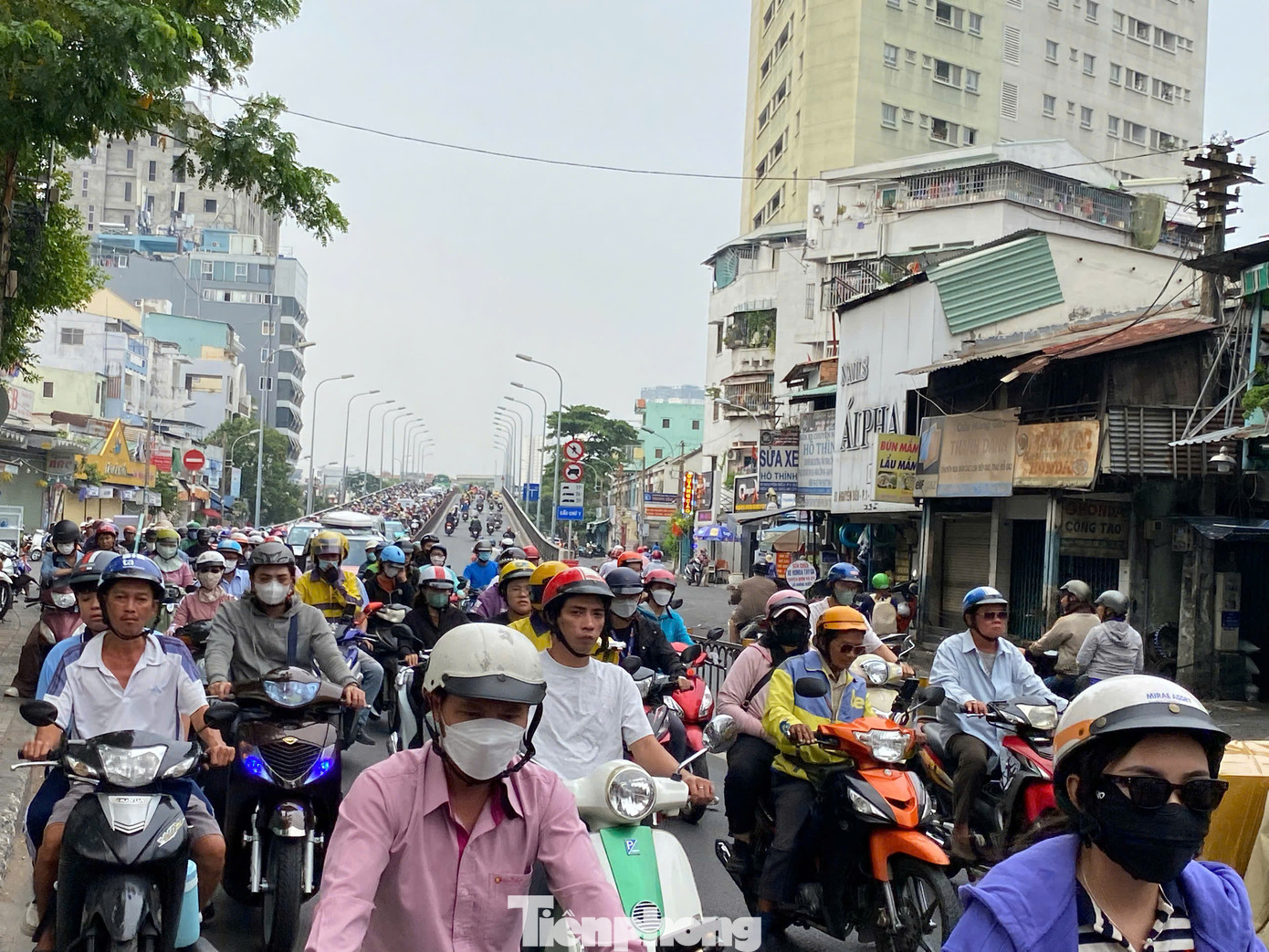 Chia sẻ với PV, anh Nguyễn Nhựt Trường (ngụ quận 8) cho biết: "Cầu chữ Y và khu vực đường Nguyễn Biểu, quận 5 thường xuyên ùn ứ trong giờ cao điểm sáng và chiều. Nguyên nhân là do mặt đường nhỏ, xe cộ đi lại đông đúc. Bình thường, tình trạng này kéo dài không lâu, nhưng hôm nay đến hơn 8 giờ sáng mà vẫn còn ùn ứ". Chia sẻ với PV, anh Nguyễn Nhựt Trường (ngụ quận 8) cho biết: "Cầu chữ Y và khu vực đường Nguyễn Biểu, quận 5 thường xuyên ùn ứ trong giờ cao điểm sáng và chiều. Nguyên nhân là do mặt đường nhỏ, xe cộ đi lại đông đúc. Bình thường, tình trạng này kéo dài không lâu, nhưng hôm nay đến hơn 8 giờ sáng mà vẫn còn ùn ứ".