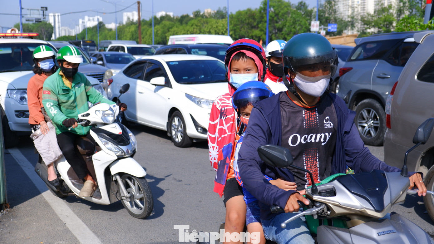 Thời tiết nắng nóng gay gắt, người dân "mướt mồ hôi" di chuyển qua khu vực nút giao giữa đường Mai Chí Thọ với đường Đồng Văn Cống. Thời tiết nắng nóng gay gắt, người dân "mướt mồ hôi" di chuyển qua khu vực nút giao giữa đường Mai Chí Thọ với đường Đồng Văn Cống.