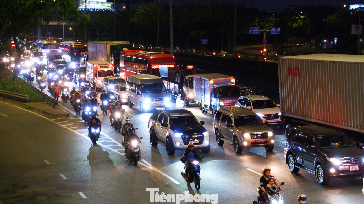 Dòng phương tiện đông đúc nối đuôi nhau đổ về hướng các tỉnh, thành miền Tây.