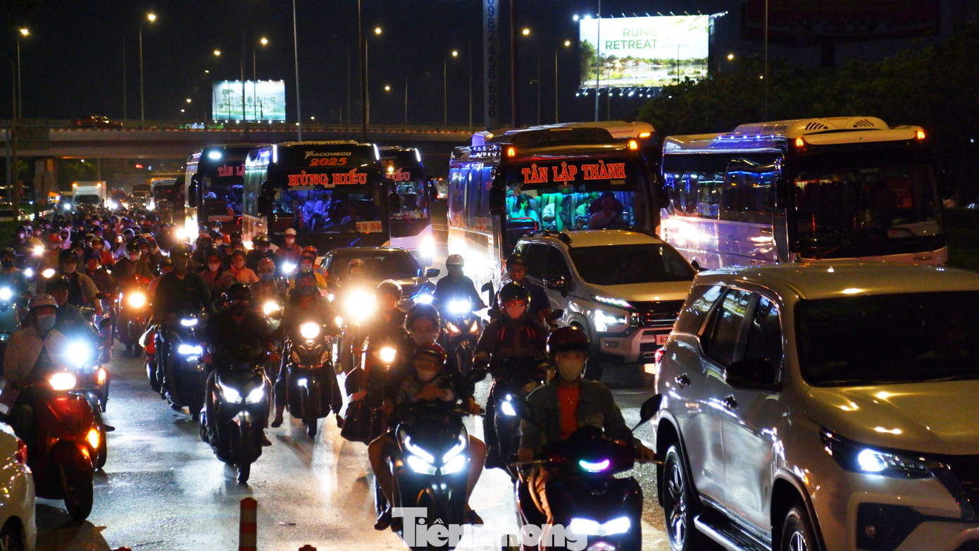 Lưu lượng phương tiện đông đúc kết hợp vào thời điểm tan tầm khiến đường Lê Khả Phiêu (đoạn qua khu vực An Lạc, quận Bình Tân) xảy ra tình trạng ùn ứ nhẹ.