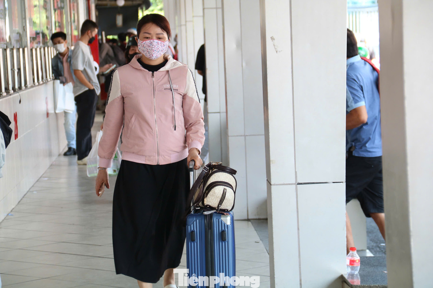 Theo đại diện Bến xe Miền Tây, hôm nay (5/4), bến xe dự kiến phục vụ 38.000 hành khách, tương ứng với 1.550 xe xuất bến. Lượng hành khách tăng trên 45% so với cùng kỳ năm 2024. Dự kiến trong thời gian phục vụ hành khách dịp lễ giỗ Tổ Hùng Vương (từ ngày 5/4 đến 7/4), bến xe Miền Tây sẽ phục vụ 130.200 hành khách.