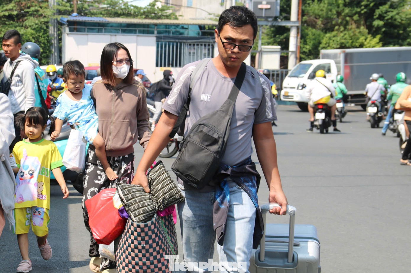 Người dân lỉnh kỉnh đồ đạc, hành lý