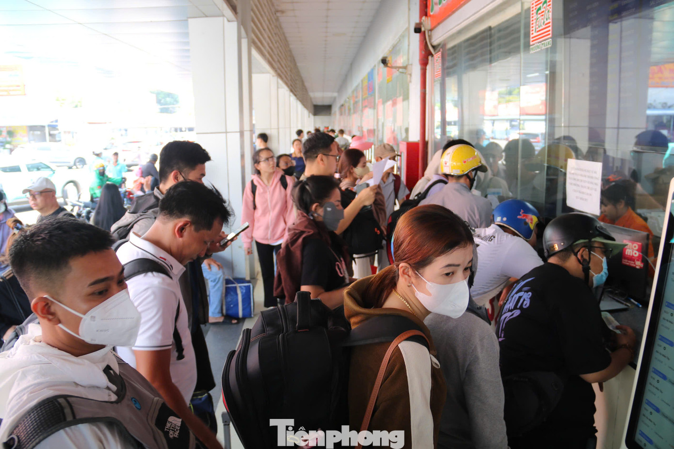 Từ sáng đến trưa 5/4, người dân bắt đầu rời TPHCM để về quê bắt đầu kỳ nghỉ lễ giỗ Tổ Hùng Vương. Hình ảnh ghi nhận tại khu vực bến xe Miền Tây (quận Bình Tân).