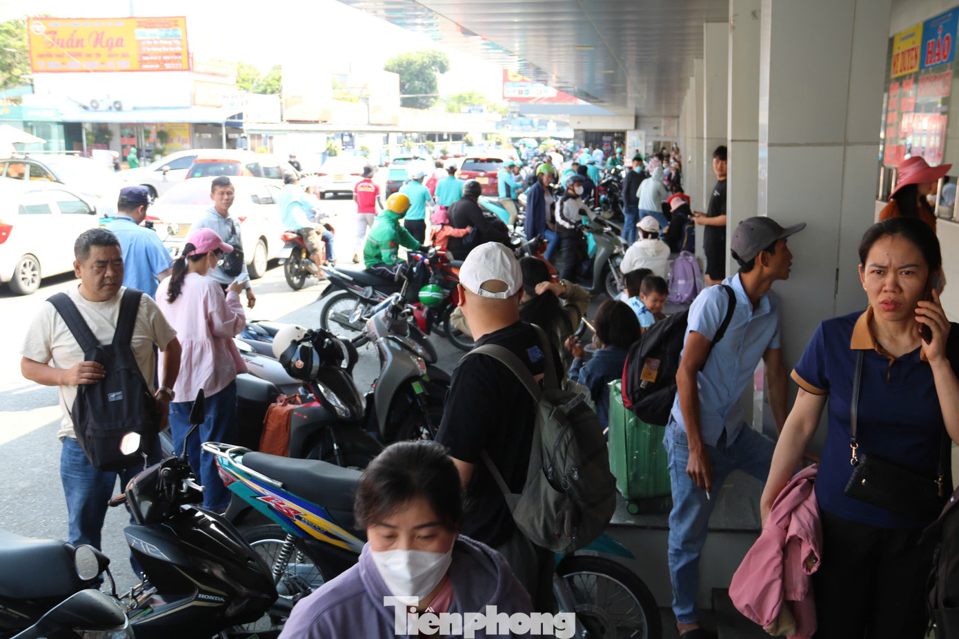 Chia sẻ với PV, chị Nguyễn Thị Minh Ngọc (quê Vĩnh Long) cho biết: “Sáng nay, tôi đến bến xe để mua vé về quê. Việc mua vé diễn ra nhanh chóng và thuận lợi. Dự kiến hành trình khoảng hơn 3 giờ đồng hồ là tôi có thể về đến nhà. Tôi dự kiến sẽ quay lại TPHCM vào chiều ngày thứ hai tới để chuẩn bị đi làm”.