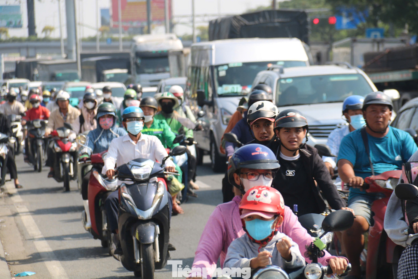 Thời tiết nắng nóng gay gắt khiến nhiều người đi đường cảm thấy mệt mỏi.