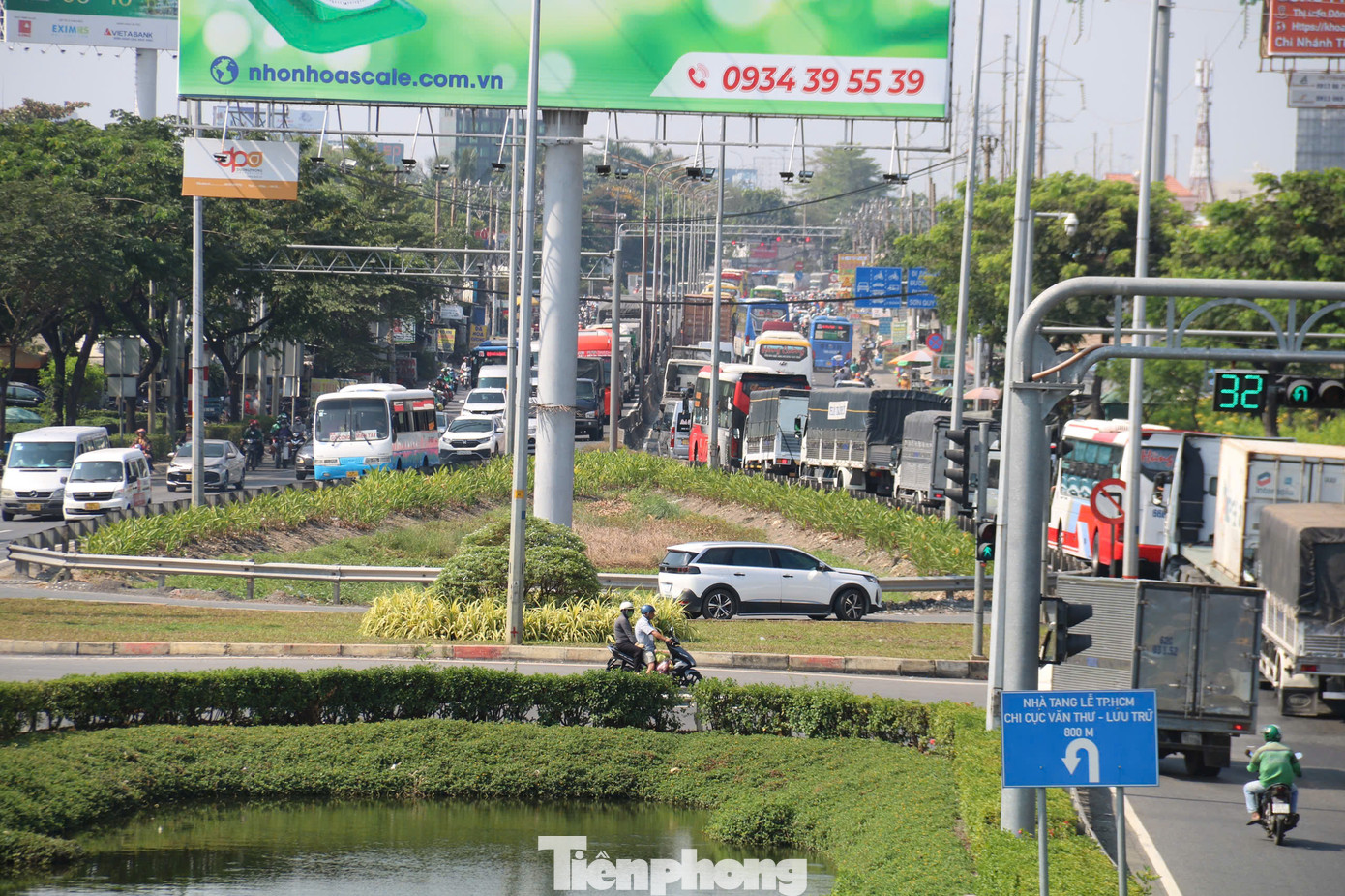Dòng phương tiện di chuyển đông đúc trên đường Lê Khả Phiêu đoạn An Lạc, quận Bình Tân.