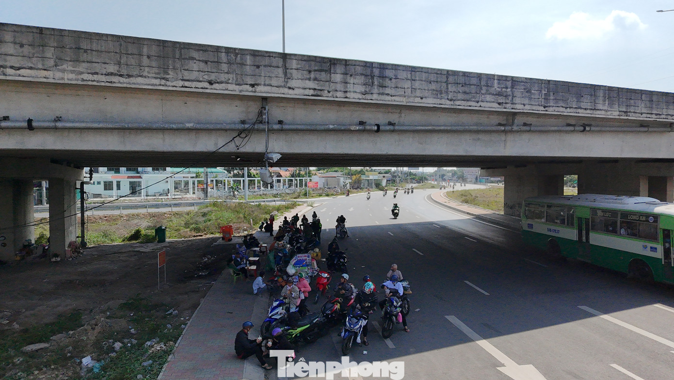 Những bóng mát ven quốc lộ 1 trở thành điểm nghỉ chân. Ảnh ghi nhận tại nút giao giữa quốc lộ 1 với cao tốc Bến Lức - Long Thành (đoạn qua huyện Bình Chánh, TPHCM).
