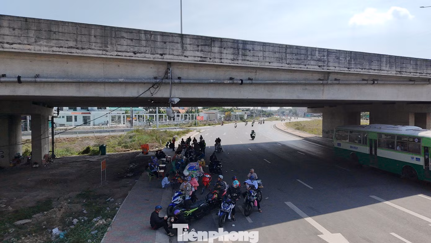 Những bóng mát ven quốc lộ 1 trở thành điểm nghỉ chân. Ảnh ghi nhận tại nút giao giữa quốc lộ 1 với cao tốc Bến Lức - Long Thành (đoạn qua huyện Bình Chánh, TPHCM).