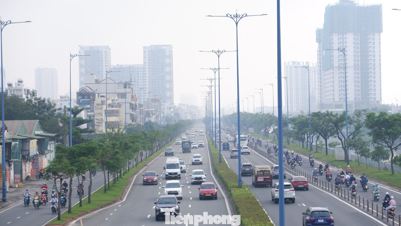 Trong buổi sáng 1/4, bầu trời TPHCM mịt mù, không có nắng. Ảnh: Hữu Huy Trong buổi sáng 1/4, bầu trời TPHCM mịt mù, không có nắng. Ảnh: Hữu Huy