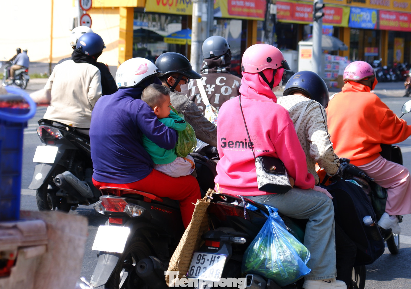 Nhiều trẻ em mệt mỏi khi cùng bố mẹ di chuyển hành trình dài dưới nắng nóng.