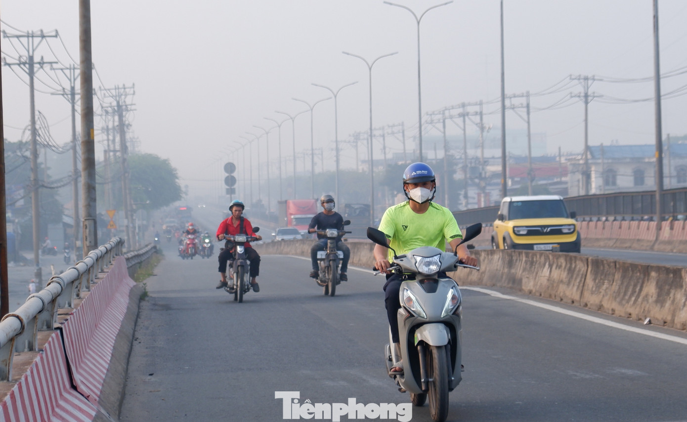 Sương mù tại khu vực quốc lộ 1 (quận Bình Tân, TPHCM). Ảnh: Hữu Huy Sương mù tại khu vực quốc lộ 1 (quận Bình Tân, TPHCM). Ảnh: Hữu Huy